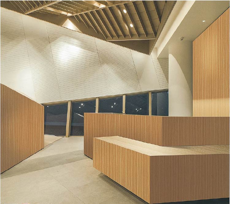 Kā pašlīmējošā PVC plēve var atdzīvināt jūsu veikala leti?